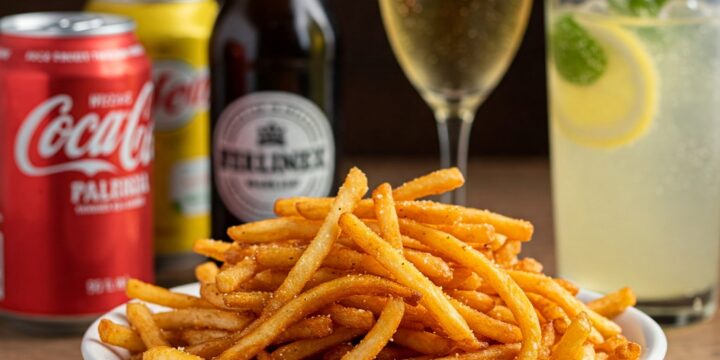Burbujas que Enamoran: Las Mejores Bebidas para Acompañar tus Papas Cabello de Ángel